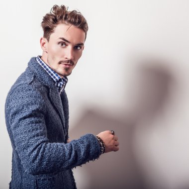 şık mavi ceketli yakışıklı adamı