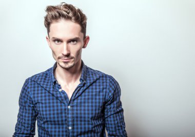 şık koyu mavi tişörtlü adam