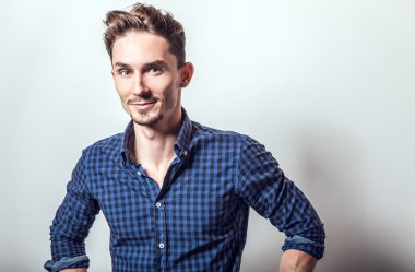 şık koyu mavi tişörtlü adam