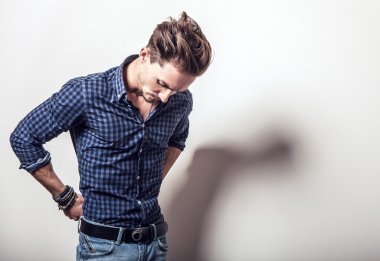 şık koyu mavi tişörtlü adam