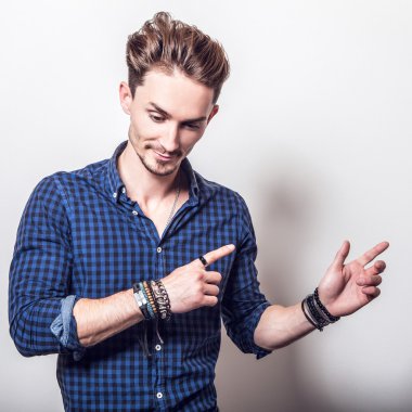 şık koyu mavi tişörtlü adam