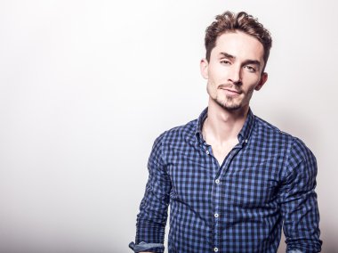 şık koyu mavi tişörtlü adam