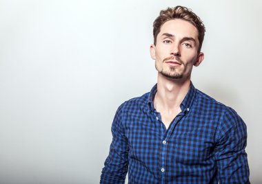 şık koyu mavi tişörtlü adam