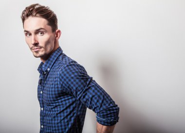 şık koyu mavi tişörtlü adam