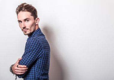 şık koyu mavi tişörtlü adam