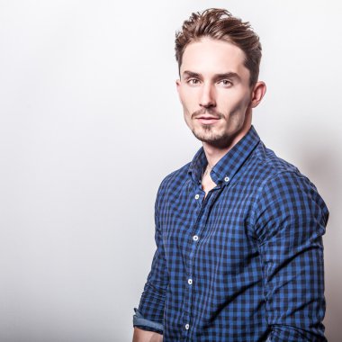 şık koyu mavi tişörtlü adam