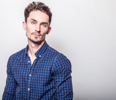 şık koyu mavi tişörtlü adam