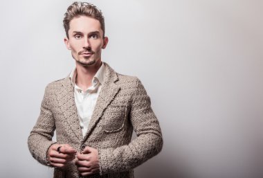 yakışıklı adam şık bej kostüm