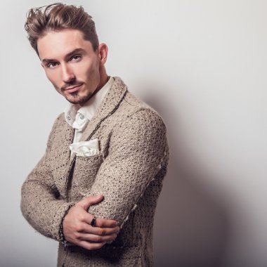 yakışıklı adam şık bej kostüm