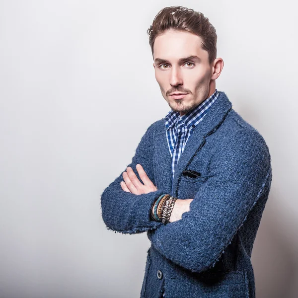 Homem bonito na jaqueta azul elegante — Fotografia de Stock