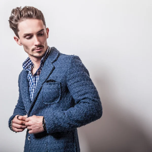 Homem bonito na jaqueta azul elegante — Fotografia de Stock