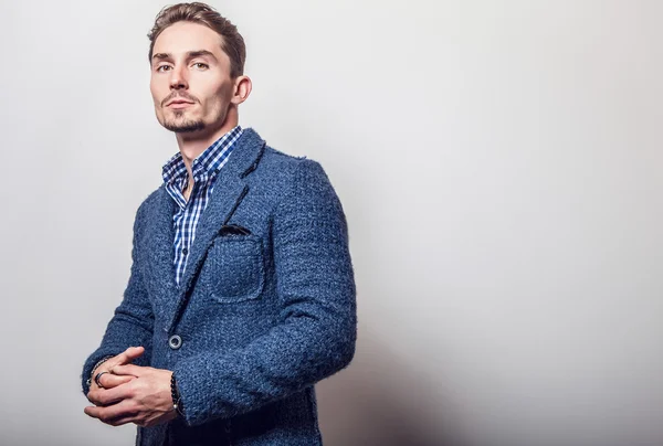 Hombre guapo en elegante chaqueta azul —  Fotos de Stock