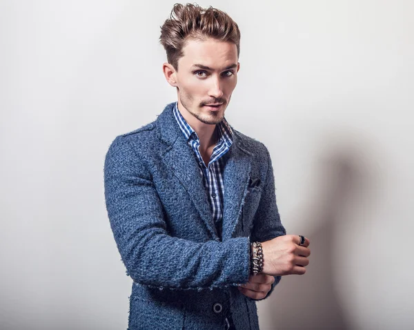 Knappe man in stijlvolle blauwe jas — Stockfoto