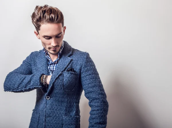 Homem bonito na jaqueta azul elegante — Fotografia de Stock