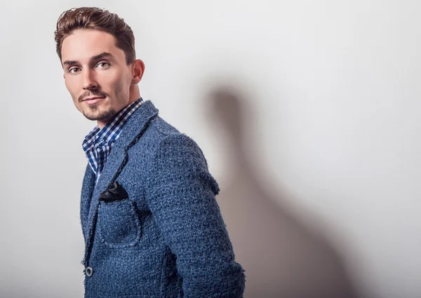 Schöner Mann in schicker blauer Jacke — Stockfoto