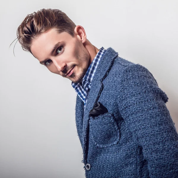 Schöner Mann in schicker blauer Jacke — Stockfoto