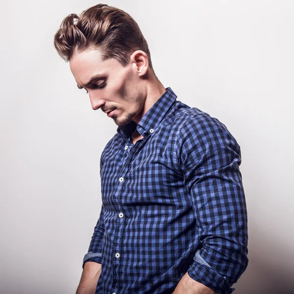 Hombre con elegante camisa azul oscuro —  Fotos de Stock