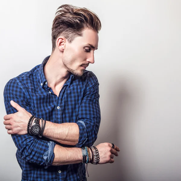 Hombre con elegante camisa azul oscuro —  Fotos de Stock