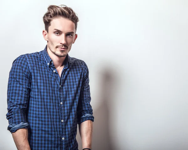 Homem na camisa azul escuro elegante — Fotografia de Stock