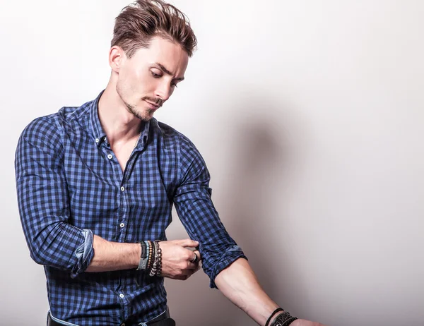 Homem na camisa azul escuro elegante — Fotografia de Stock