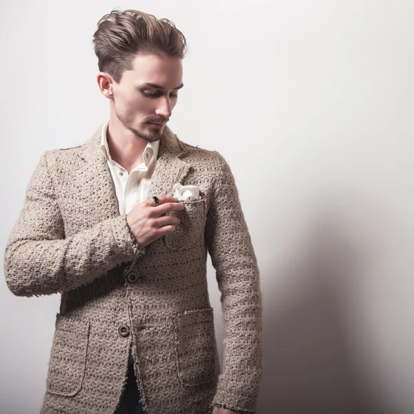 Homem bonito em traje bege elegante — Fotografia de Stock