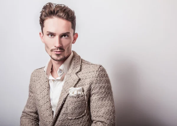 Homem bonito em traje bege elegante — Fotografia de Stock