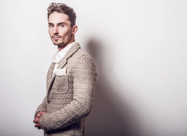 Homem bonito em traje bege elegante — Fotografia de Stock