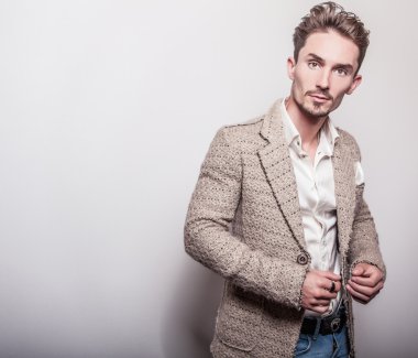 yakışıklı adam şık bej kostüm