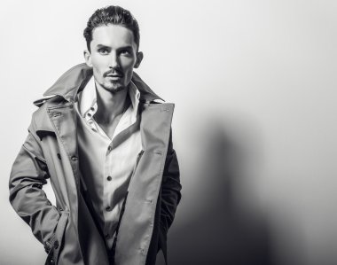 yakışıklı adam uzun şık ceket