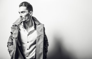 yakışıklı adam uzun şık ceket