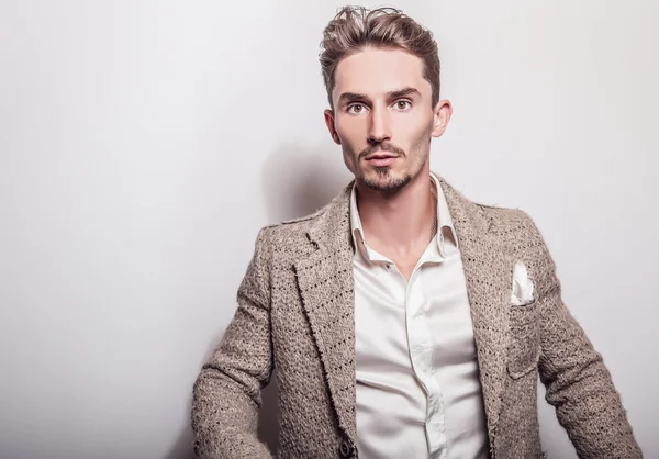 Homem bonito em traje bege elegante — Fotografia de Stock