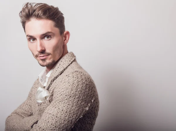 Homem bonito em traje bege elegante — Fotografia de Stock