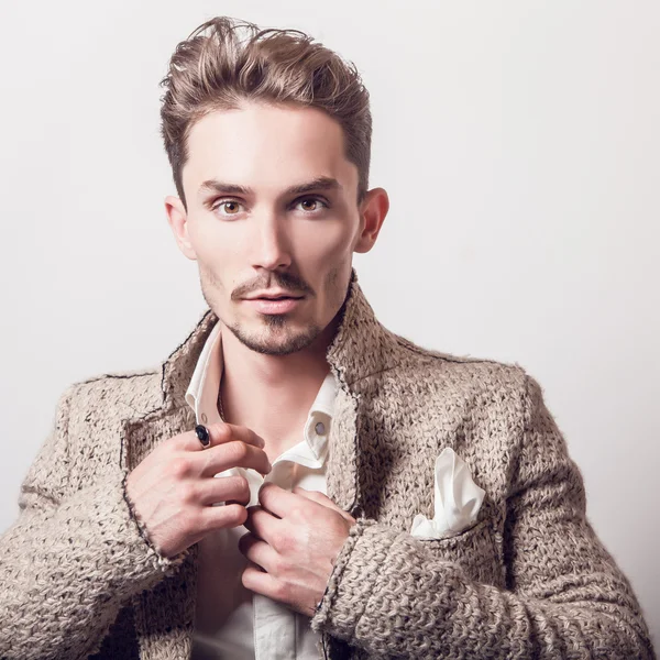 Homem bonito em traje bege elegante — Fotografia de Stock