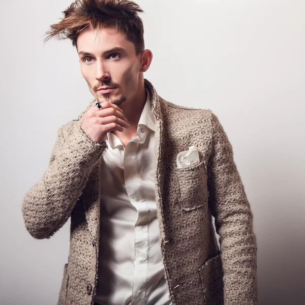 Homem bonito em traje bege elegante — Fotografia de Stock