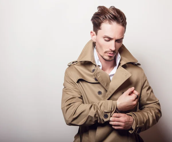 Homme élégant en manteau long et élégant — Photo