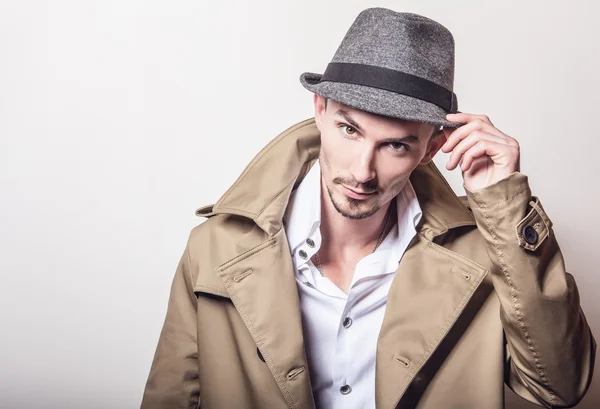 Людина в довгому стильному пальто і капелюсі — стокове фото