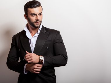 zarif genç yakışıklı adam