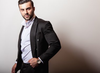 zarif genç yakışıklı adam