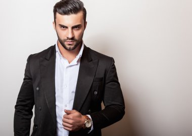 zarif genç yakışıklı adam