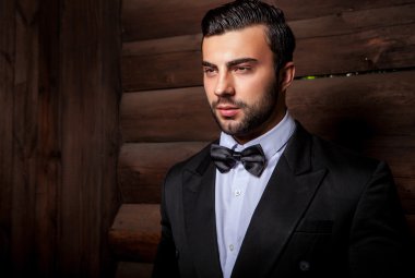 Genç güzel şık adam