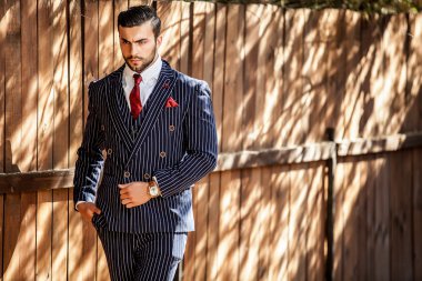 Klasik takım elbiseli şık yakışıklı adam