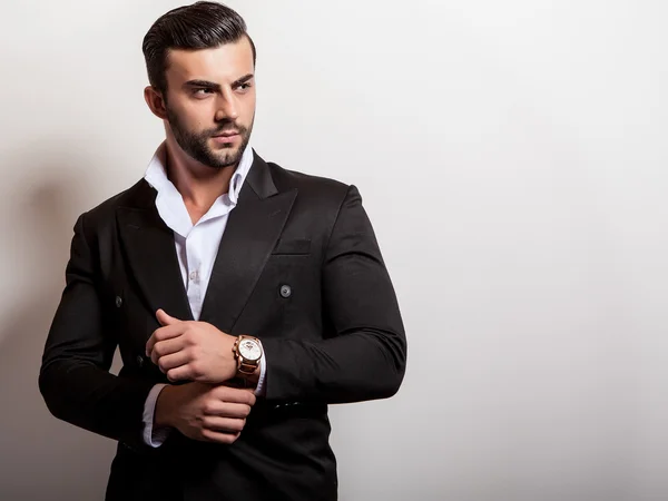 zarif genç yakışıklı adam