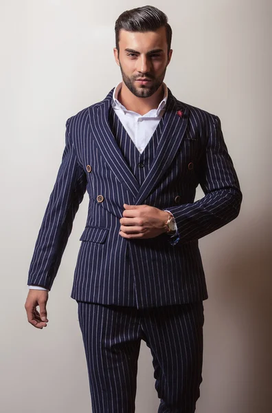 Elegante joven guapo hombre — Foto de Stock