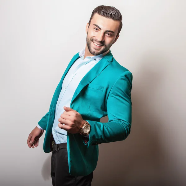 Elegante joven guapo hombre — Foto de Stock