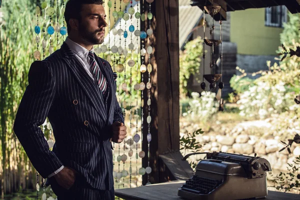 El hombre a la moda cerca de la vieja máquina de escribir . —  Fotos de Stock