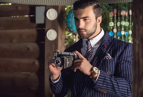 Homem elegante com câmera retro . — Fotografia de Stock