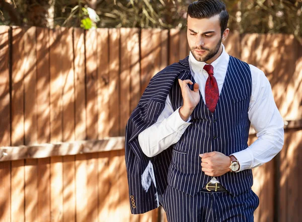 Elegante knappe man in klassieke vest — Stockfoto