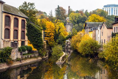 Lüksemburg'daki Alzette Nehri boyunca evleri