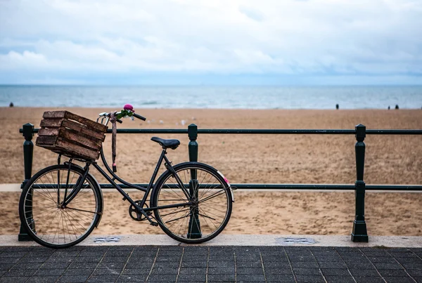 Fahrrad im alten Stil mit Korb in Haag — Stockfoto