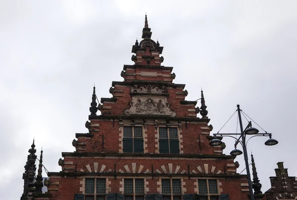 Traditionell bostads-byggnad i Haarlem — Stockfoto